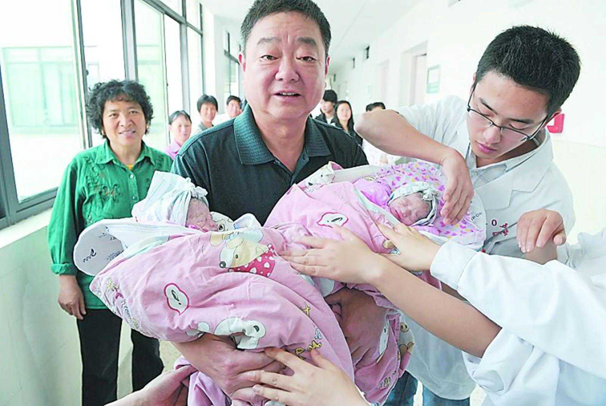 怀孕香港验血是y染色体,60岁退休老妇不顾医生劝阻，生下试管双胞胎，背后故