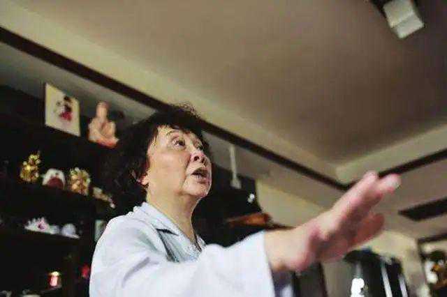 怀孕香港验血是y染色体,60岁退休老妇不顾医生劝阻，生下试管双胞胎，背后故